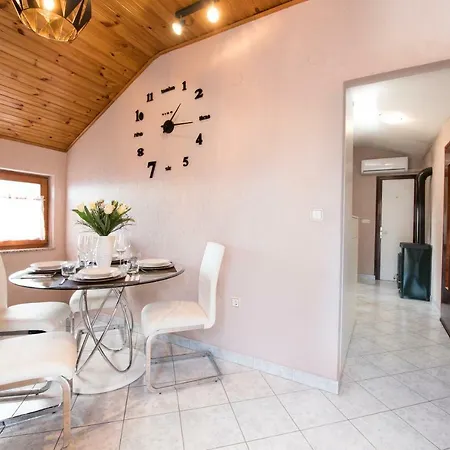Lola Apartment